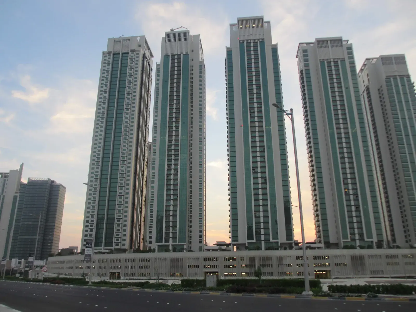 Marina Square leisure amenities including swimming pools, gyms, playgrounds, and cafés for modern waterfront living